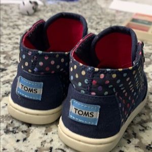 Toms toddler shoes size 6